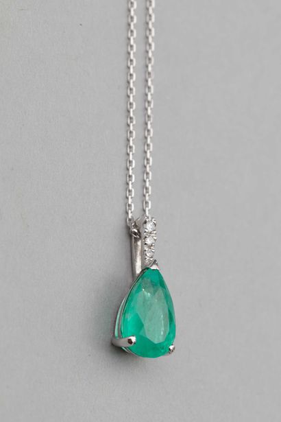null Pendant drop in 18k white gold surmounted by a pear-shaped emerald of 1,50cts...