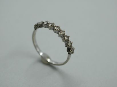 null Wedding ring in 18k white gold with a line of diamonds. 

PB : 2,00gr. TDD :...