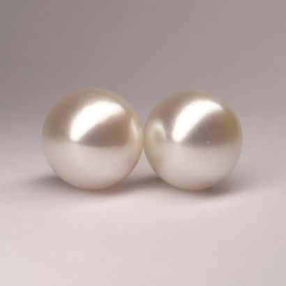 null Pair of 18k yellow gold earrings with white Akoya cultured pearls from Japan....