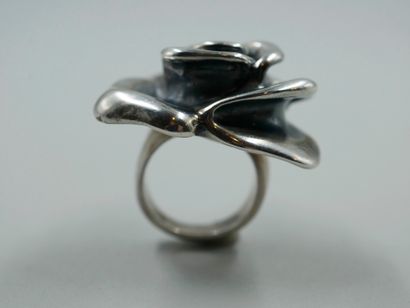 null Important silver flower ring. 

Weight : 8,30gr. TDD : 54.