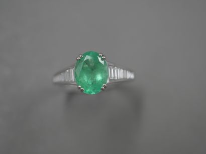 null River ring in 18k white gold set with an oval emerald (probably from Colombia)...