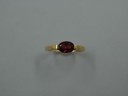 null Ring in 18k yellow gold with an oval garnet. 

PB : 1,60gr. TDD : 50.