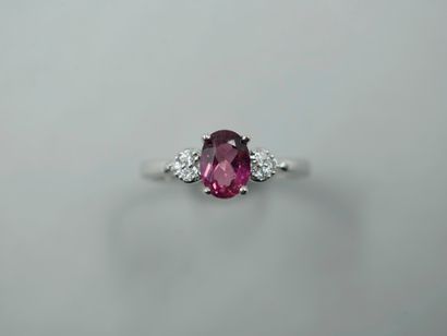 null Ring in 18k white gold with an oval Rubellite and two diamonds. 

PB : 3,10gr....