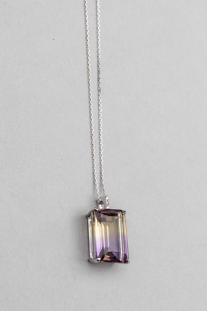 null Pendant in 18k white gold surmounted by an emerald-cut ametrine of about 9cts,...