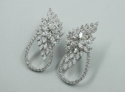 null Paire de pendants d'oreilles en or blanc 18k à motif d'une fleur sertie de diamants...