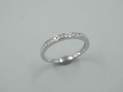 null Half wedding ring in 18k white gold set with diamonds. 

PB : 2,15gr. TDD :...