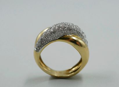 null Crossed ring in 18k yellow gold and platinum paved with diamonds. 

PB : 7,90gr....