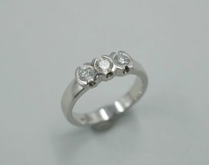 null Trilogy ring in 18k white gold set with three brilliant-cut diamonds. 

PB :...