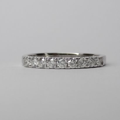 null Half wedding ring in 18k white gold with a line of diamonds. 

PB : 1,95gr....