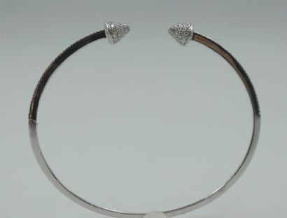 null Open-ended bracelet in 18k white gold, partially paved with diamonds, with diamond-paved...