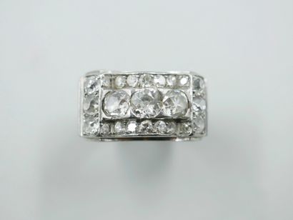 null Tank ring in platinum topped with half-size diamonds for 2.70cts approximately.

Art...
