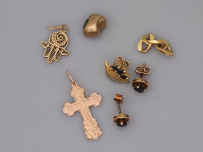 null Lot including: 

- 14k, 18k and 24k gold debris (prong) with spinel and diamonds...