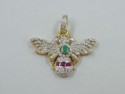 null Pendant in vermeil representing a bee paved with diamonds centered by an emerald...