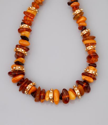 null Necklace composed of amber beads alternating with circular motifs in 18k yellow...