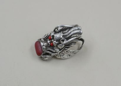 null Chinese Dragon ring in silver with coral. 

PB : 12,30gr. TDD : 45.