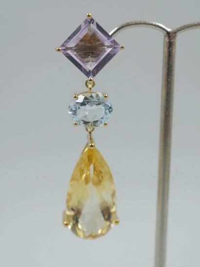 null Pair of 9k yellow gold and vermeil earrings set with a square amethyst holding...