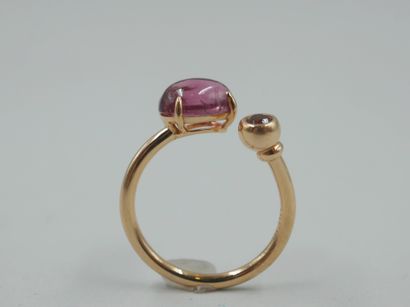 null Vous Moi ring in 18k pink gold, with pink tourmalines, one cabochon, the other...