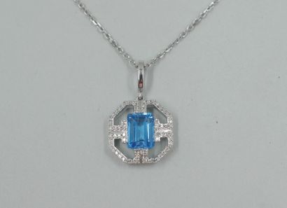 null Pendant in 18k white gold surmounted by a rectangular blue topaz of approximately...
