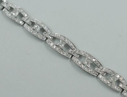 null Bracelet en or blanc 18k à mailles oblongues ajourées en chute serties de diamants...