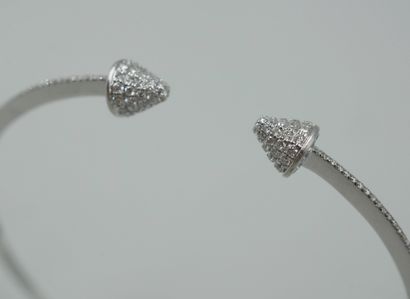 null Bracelet jonc ouvert or blanc 18k partiellement pavé de diamants orné aux extrémités...