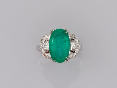 18k white gold ring set with an emerald of...