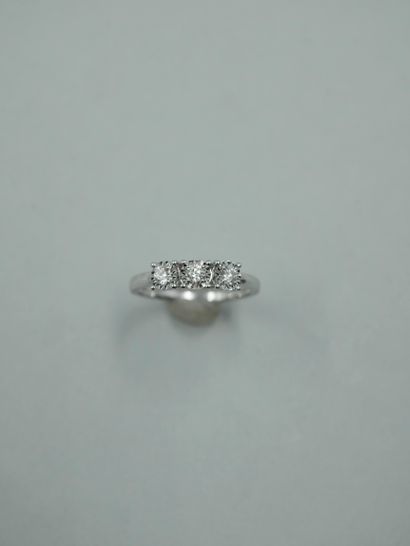 null 18K white gold ring set with three brilliant-cut diamonds for a total weight...