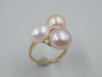 null Ring in 18k yellow gold topped with three white, yellow and pink cultured pearls...