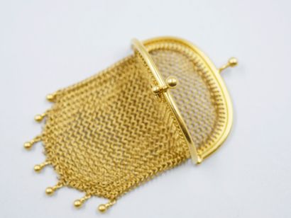 null Aumônière with chainmail in 18k yellow gold. 

Weight : 26,80gr.