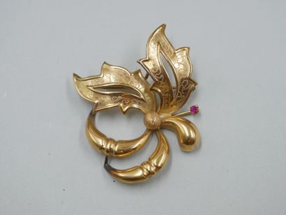 18k yellow gold brooch with openwork foliage...