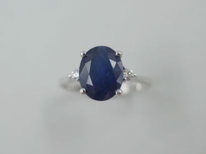 null Ring in 18k white gold surmounted by an oval sapphire of about 3.50cts with...