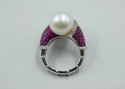 null Vous Moi ring in 18k white gold set with two cultured pearls of 13mm diameter...
