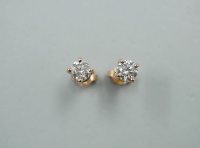 null Pair of 18k yellow gold earrings topped with diamonds of 0.51cts each in J color...