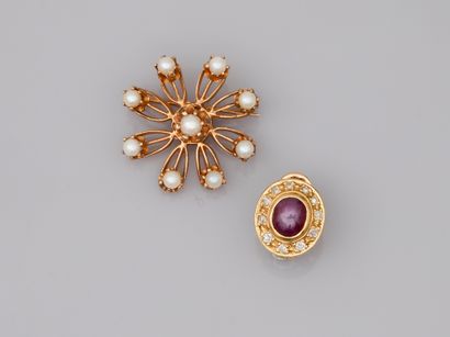 null Lot including: 

An 18k yellow gold earring adorned with a cabochon of star...