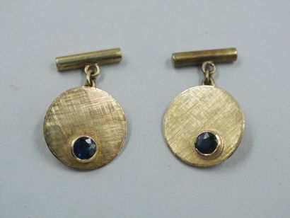 null Pair of cufflinks in 14k yellow gold with a round sapphire. 

PB : 7gr.