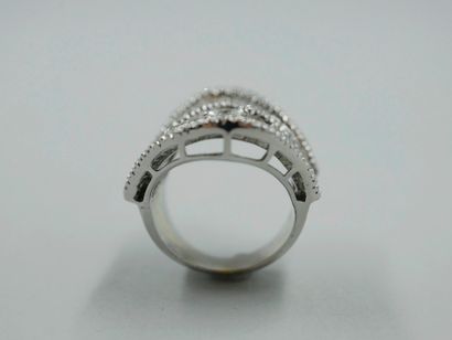 null Important 18k white gold ring set with alternating lines of brilliant-cut and...