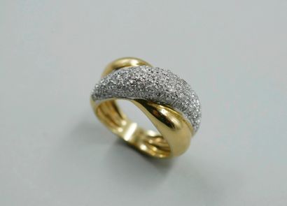 null Crossed ring in 18k yellow gold and platinum paved with diamonds. 

PB : 7,90gr....
