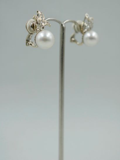 null Pair of 18k white gold clip earrings adorned with a white cultured pearl and...