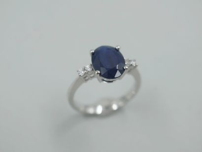null 18k white gold ring with an oval sapphire of 2.50cts and two small diamonds...