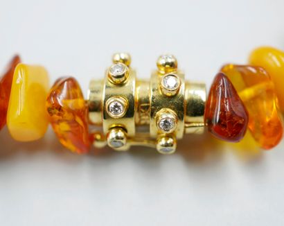 null Collier composé de perles d'ambre en chute alternées de motifs circulaires en...