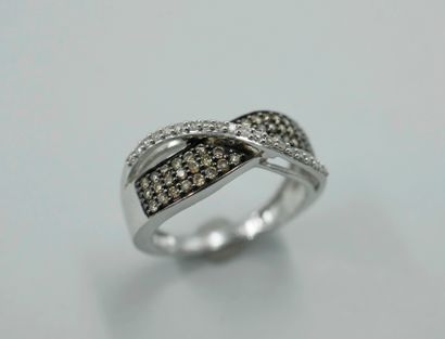 null Crossed ring in white and rhodium-plated 10k gold paved with diamonds. 

PB...