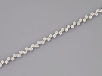 null Bracelet en or blanc 18k à motif de fleurs entièrement pavées de diamants. 

Longueur...
