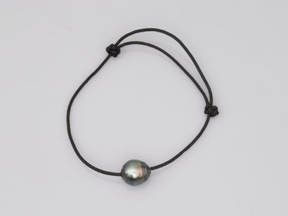 null Grey Tahitian pearl mounted in a bracelet.