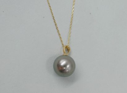 null Pendant in 18k yellow gold with a 10mm Tahitian pearl, with its 18k yellow gold...