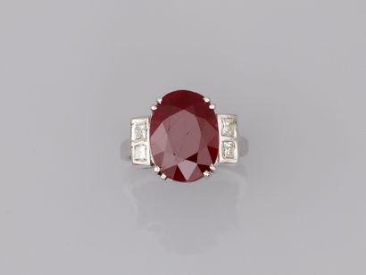 null 18k white gold ring with a 5cts ruby and four square diamonds. 

PB : 6gr. TDD...