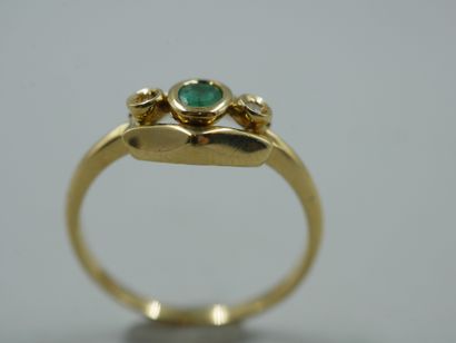 null Bague en or jaune 18k surmontée d'une émeraude ovale épaulée de deux diamants,...