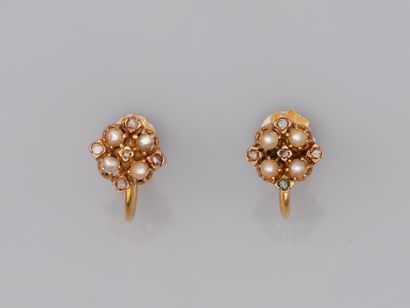 null 
Pair of earrings in 18k yellow gold with a square pattern decorated with rose-cut...