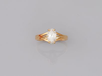 null Ring in 18k yellow gold with a marquise-cut diamond of about 1ct. 

PB : 3,30gr....