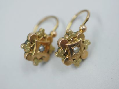 null Lot of two pairs of earrings: 

- Yellow gold and jet pearl sleeper earrings....