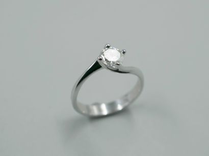 null Solitaire ring in 18k white gold with a diamond of 0,70cts on a slightly moved...