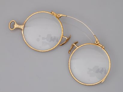 null Pair of glasses in 14k yellow gold with chased decoration. 

PB : 21,20gr. 

(Missing...